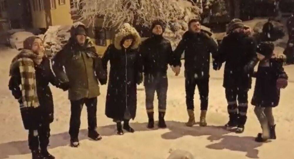 Ümraniye’de kar üstünde horon keyfi