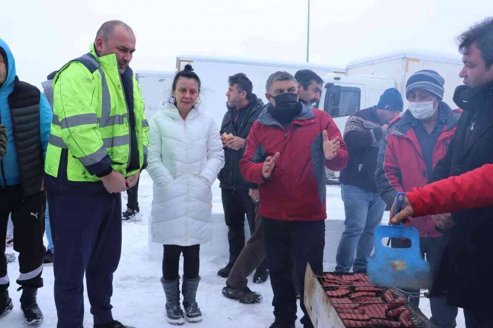 Yolda mahsur kalan tır sürücüleri için mangal kurdular