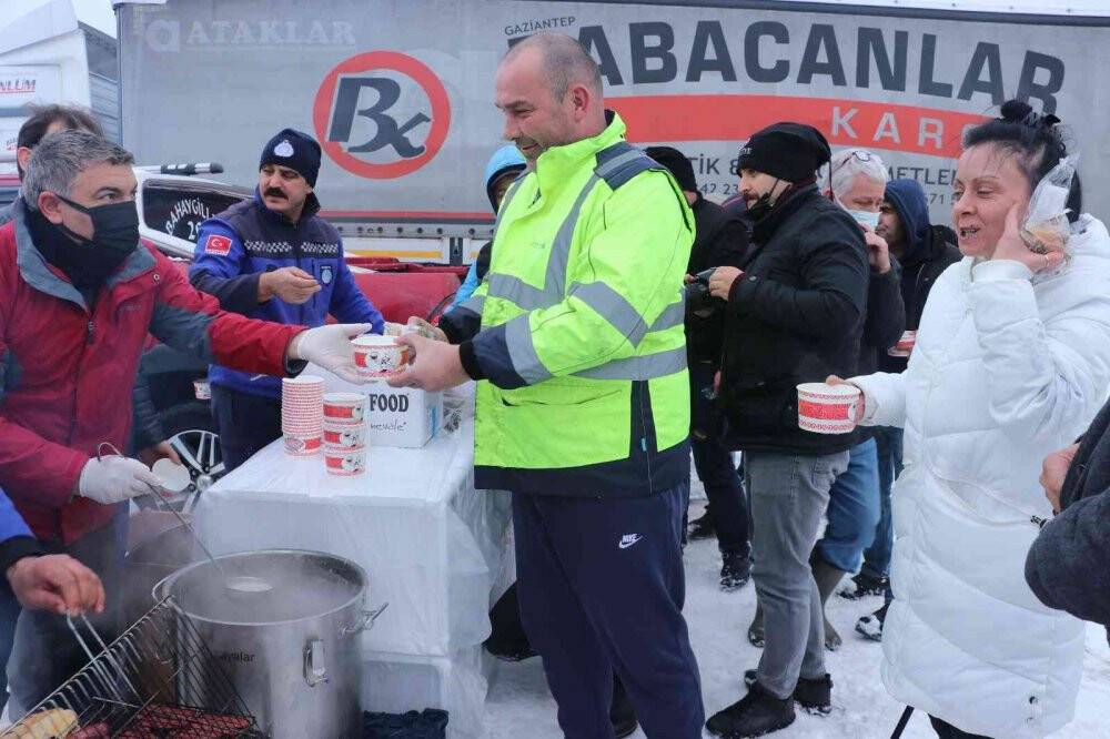 Yolda mahsur kalan tır sürücüleri için mangal kurdular