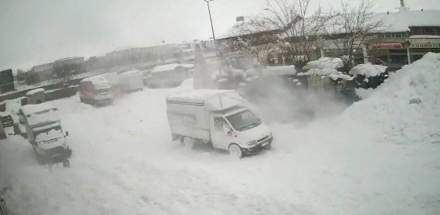 Bingöl’de saniyelerle kar kütlesinden kurtuluş güvelik kamerasına yansıdı