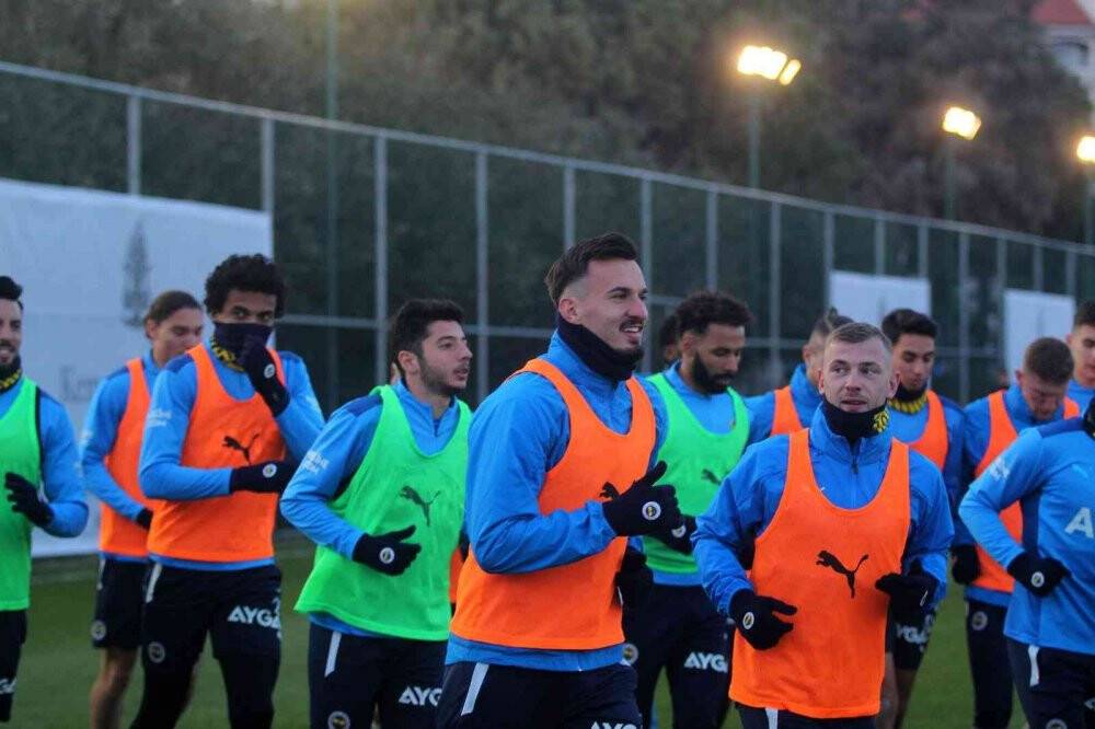 Fenerbahçe Antalya’da ilk antrenmanını gerçekleştirdi