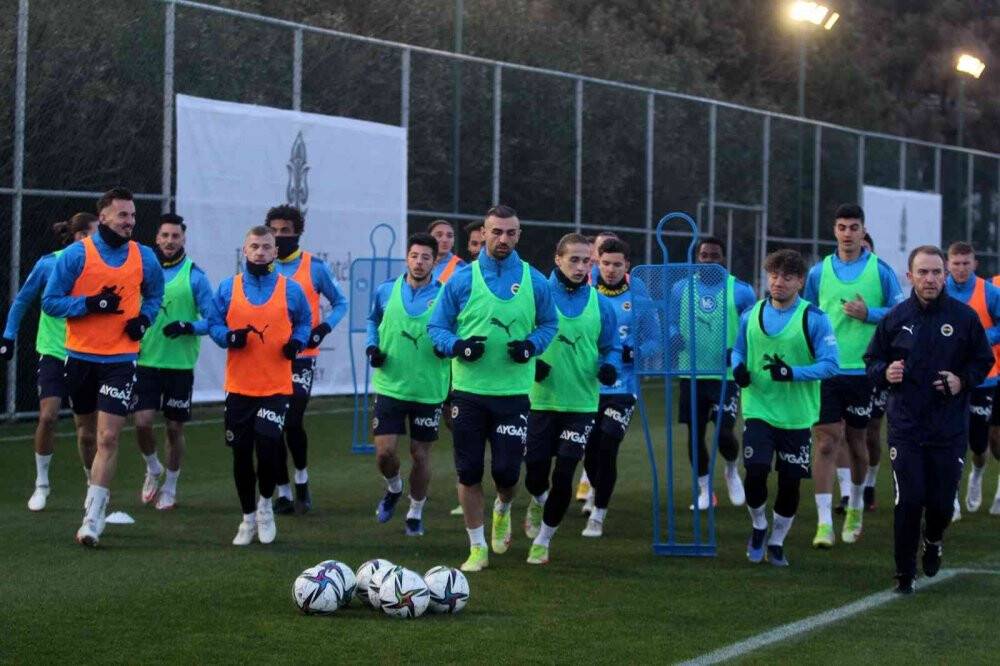Fenerbahçe Antalya’da ilk antrenmanını gerçekleştirdi