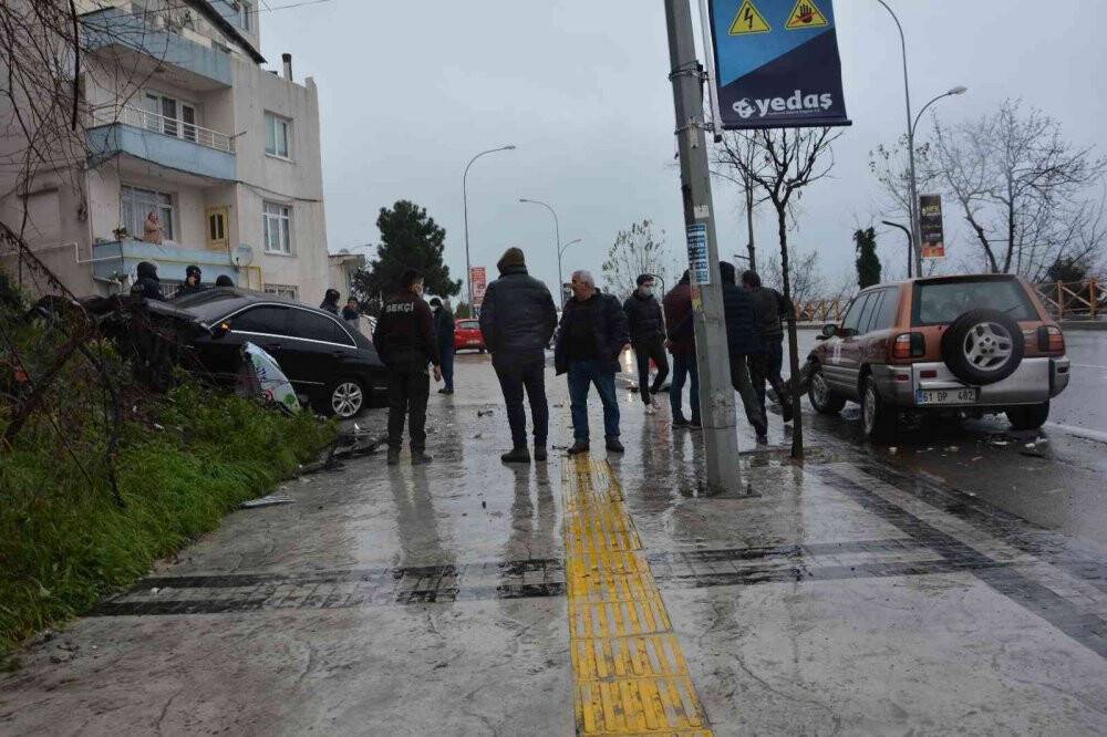 İki otomobil kafa kafaya çarpıştı, kaza anı kamerada