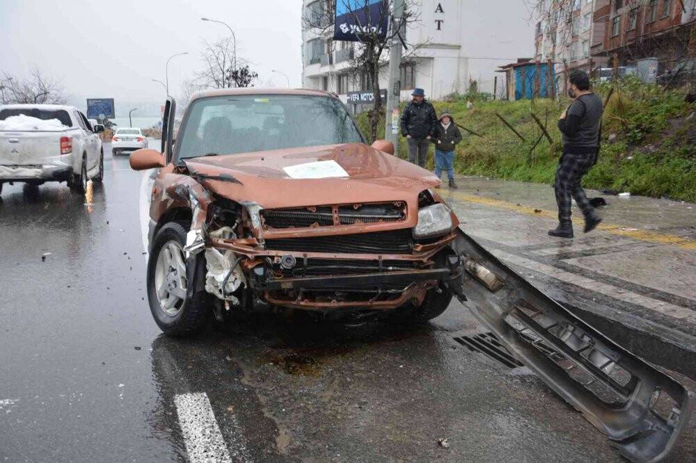 İki otomobil kafa kafaya çarpıştı, kaza anı kamerada