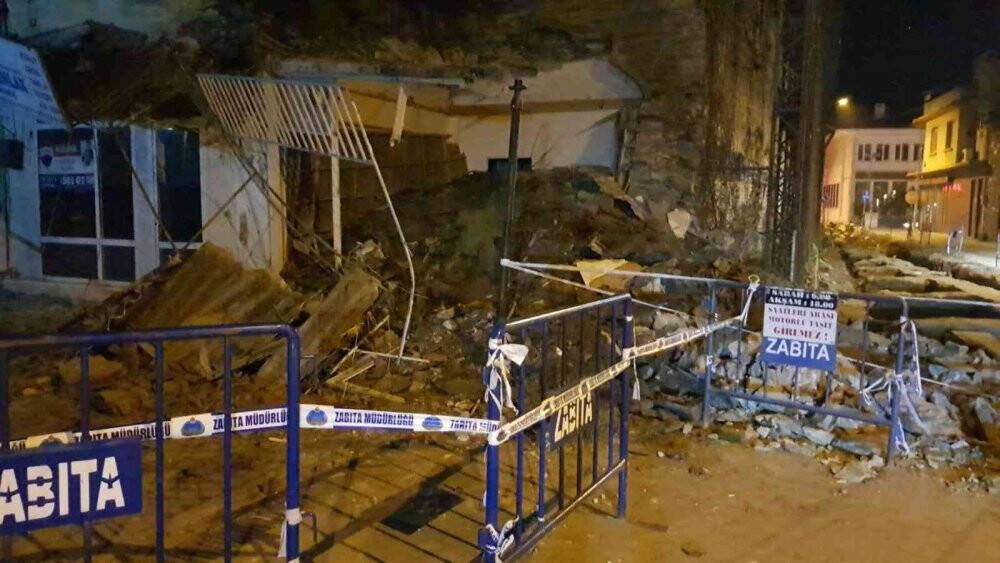 İzmir’de iş yeri büyük gürültüyle çöktü