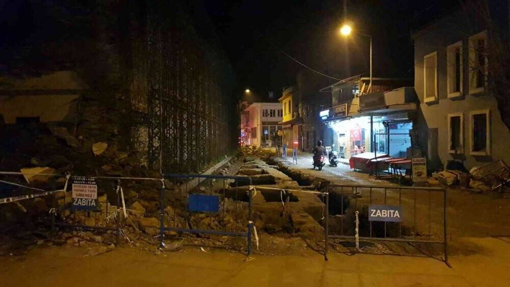 İzmir’de iş yeri büyük gürültüyle çöktü