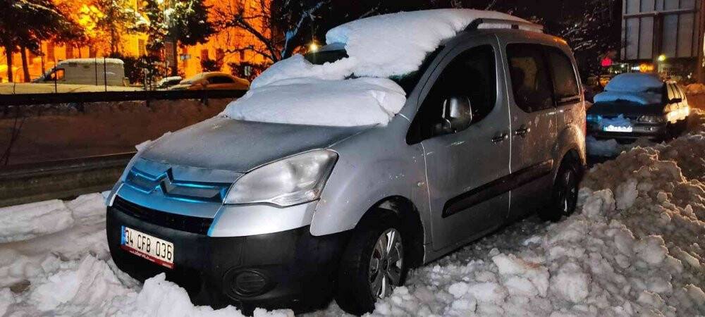 Kar yağışı nedeniyle TEM’de kalan araçlar alınmayı bekliyor