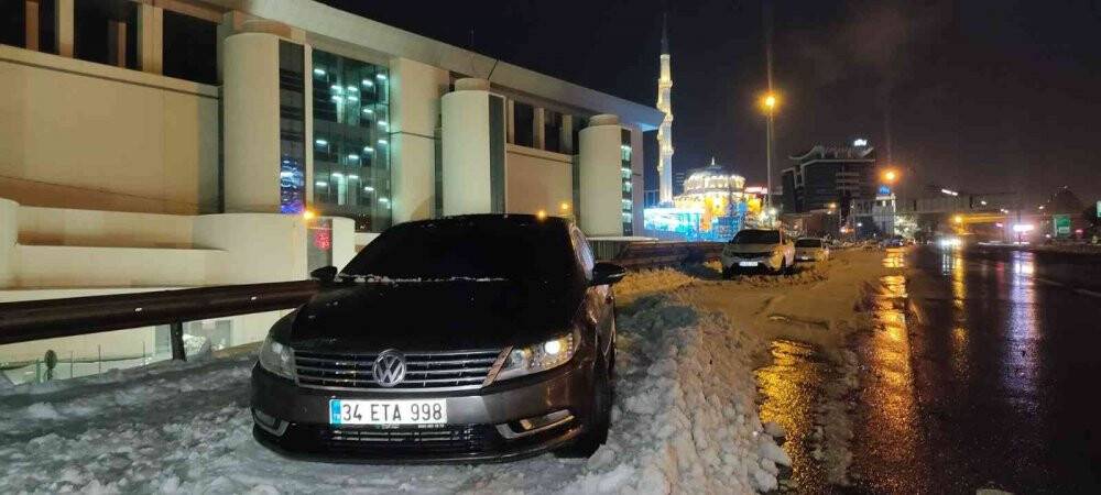 Kar yağışı nedeniyle TEM’de kalan araçlar alınmayı bekliyor