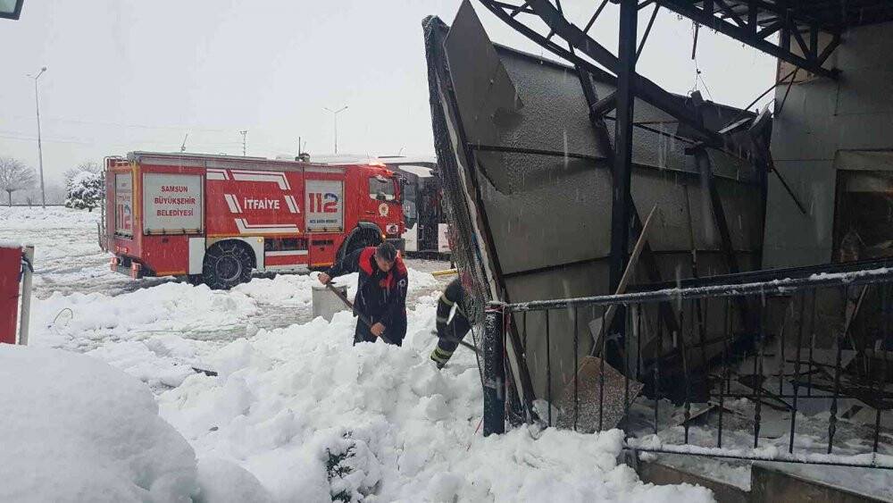 Kar yığınını taşıyamayan tente polisin üstüne çöktü