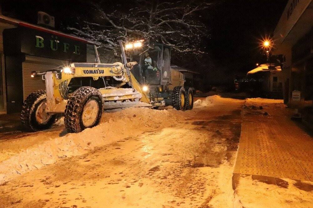 Kar yığınları şehir merkezi dışına taşınıyor