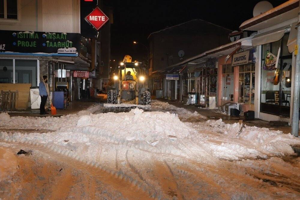 Kar yığınları şehir merkezi dışına taşınıyor