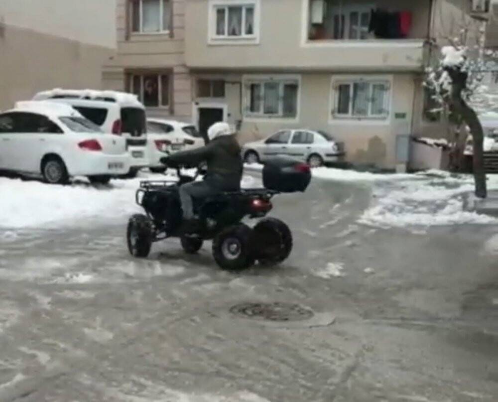 Karda drift yapan araçlar kameraya yansıdı