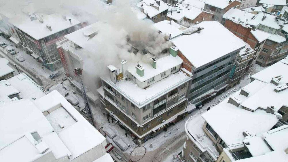 Konya’da apartmanın çatı katında yangın