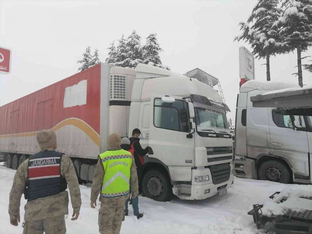 Malatya’da yolda kalan vatandaşlara kumanya desteği