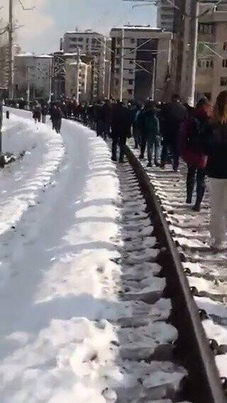 Marmaray Suadiye istasyonunda tren arıza yaptı, yolcular diğer istasyona yürüdü