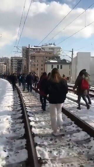 Marmaray Suadiye istasyonunda tren arıza yaptı, yolcular diğer istasyona yürüdü