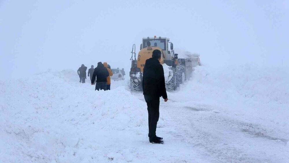 Muş’ta tipi ve fırtınaya yakalanan 10 araçtaki 53 kişi kurtarıldı
