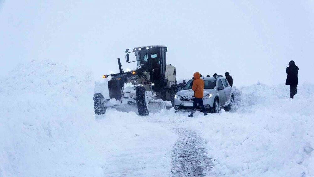 Muş’ta tipi ve fırtınaya yakalanan 10 araçtaki 53 kişi kurtarıldı