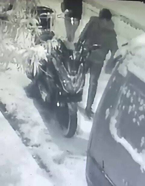 Önce motorun üzerindeki karı temizlediler sonra çalıp kaçtılar