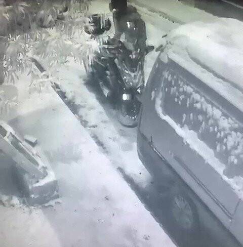 Önce motorun üzerindeki karı temizlediler sonra çalıp kaçtılar
