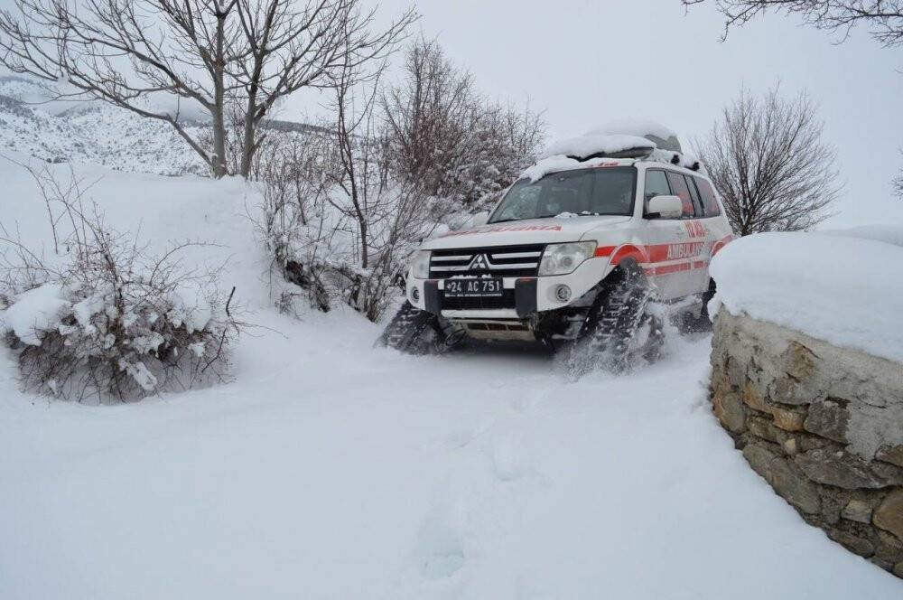 Sağlık ekipleri karlı yolları aşarak Covid-19 aşısı yapıyor