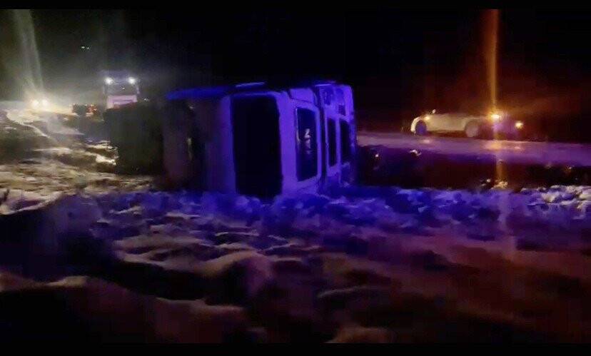 Tır şarampole devrildi, 10 ton süt yola döküldü