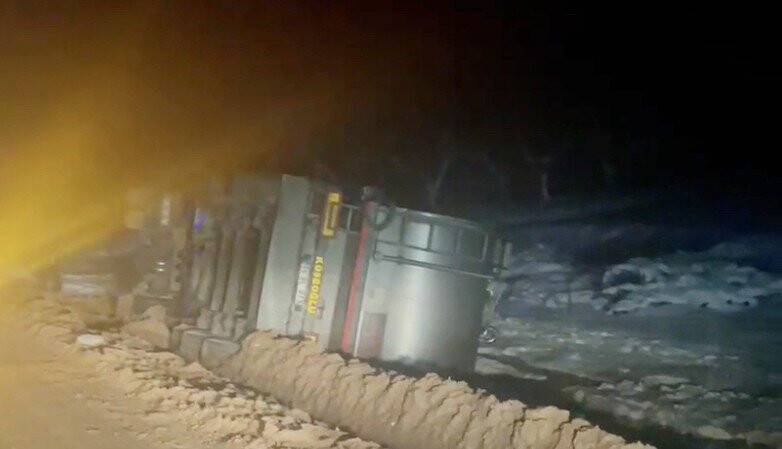 Tır şarampole devrildi, 10 ton süt yola döküldü