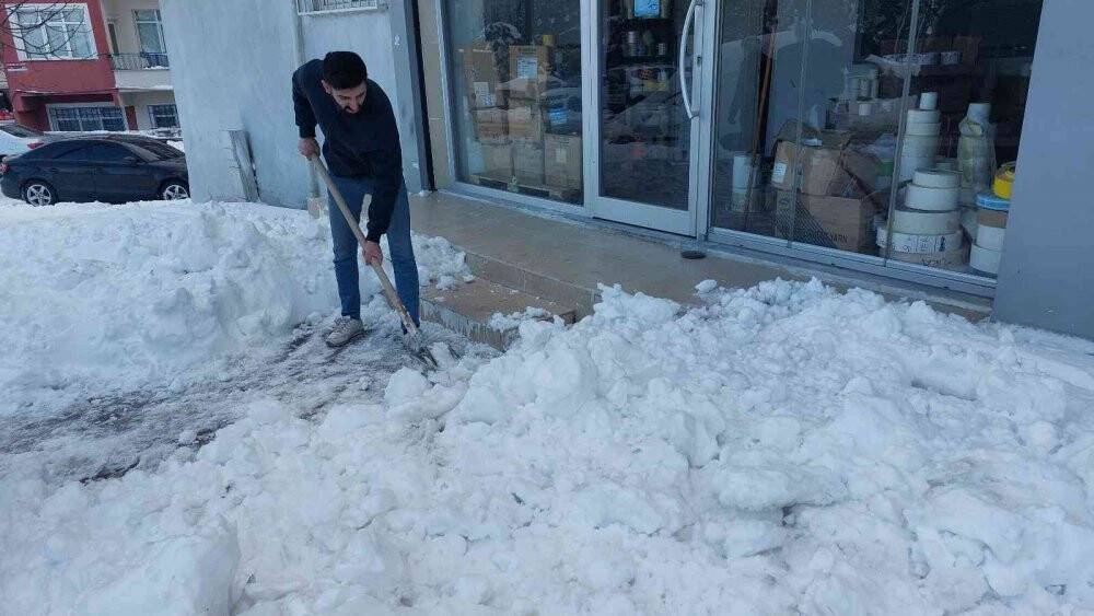 Vatandaşlardan kapı önlerinde ’kar’ temizliği