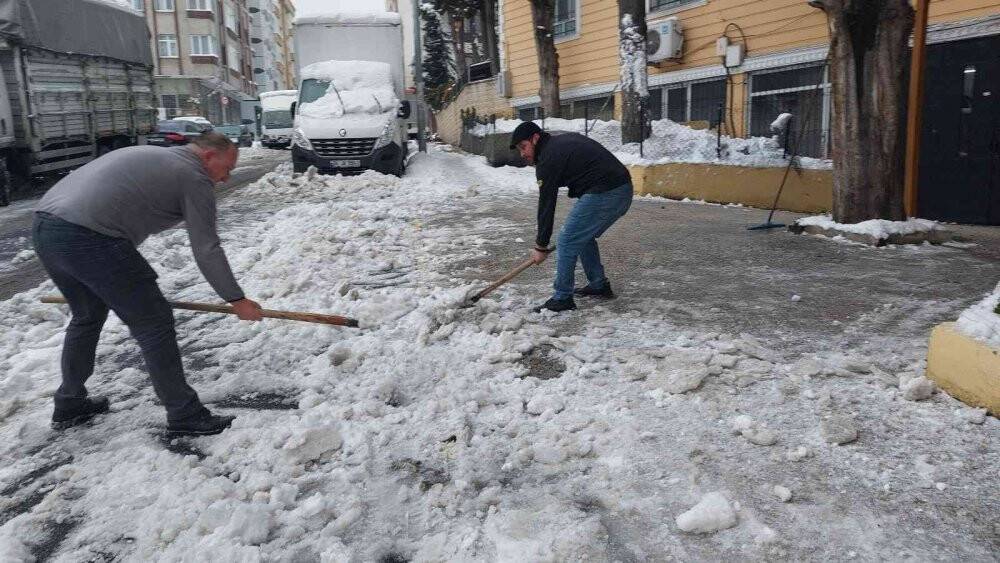 Vatandaşlardan kapı önlerinde ’kar’ temizliği