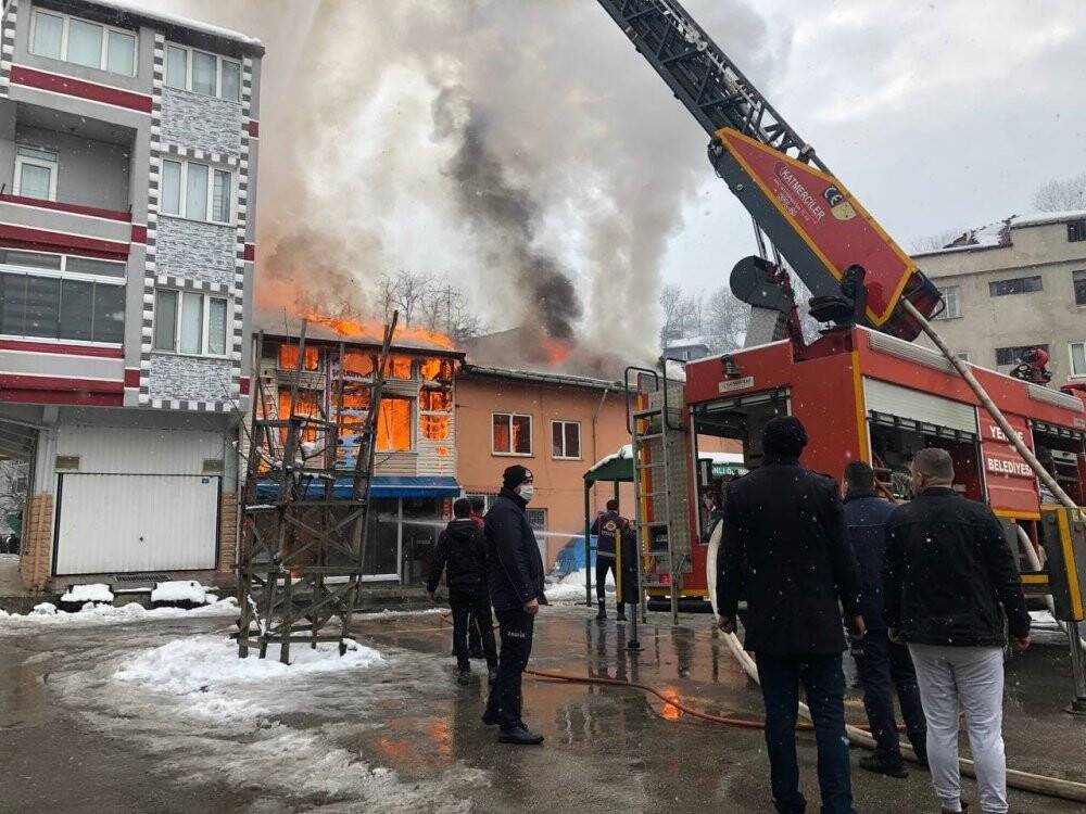 Yenice’deki yangında 3 ev ve 1 iş yeri alevlere teslim oldu