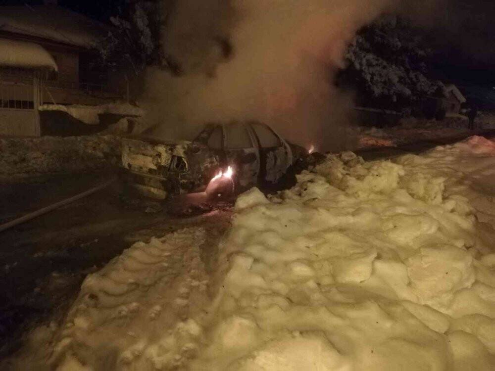 Amasya’da seyir halindeki otomobil alev alev yandı