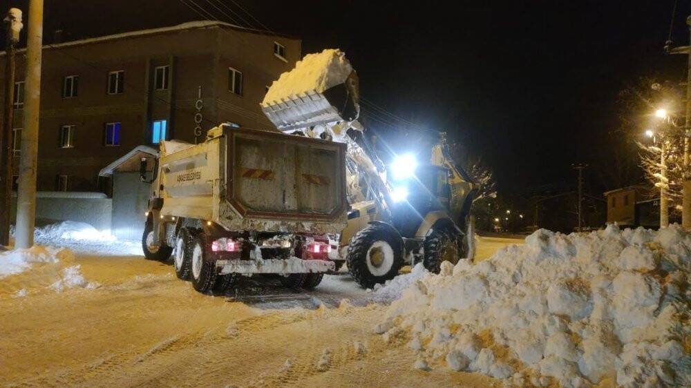 Belediye ekiplerinin gece kar mesaisi