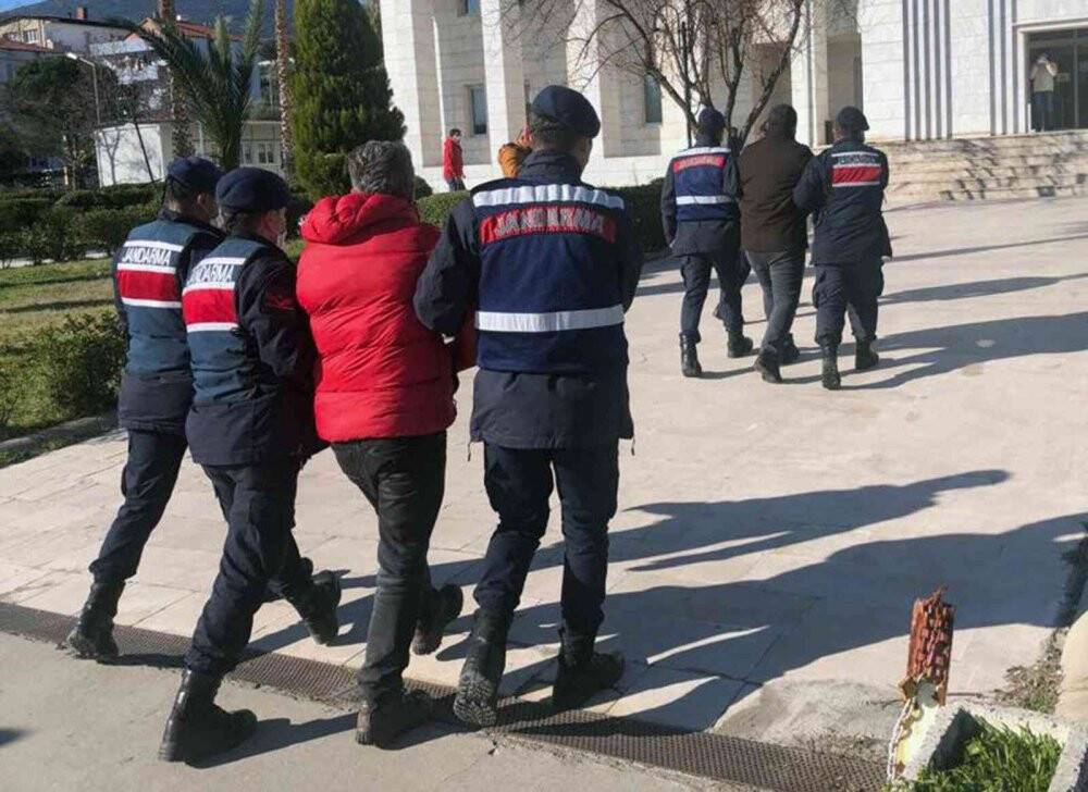 Gasp ettikleri 16 kilo altını toprağa gömdüler, jandarmadan kaçamadılar