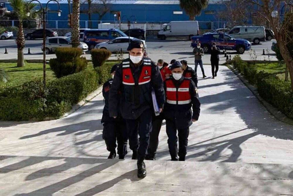 Gasp ettikleri 16 kilo altını toprağa gömdüler, jandarmadan kaçamadılar