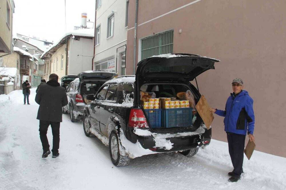 Konya’da sıcak aş bekleyenlerin yardımına off-road pilotları yetişti
