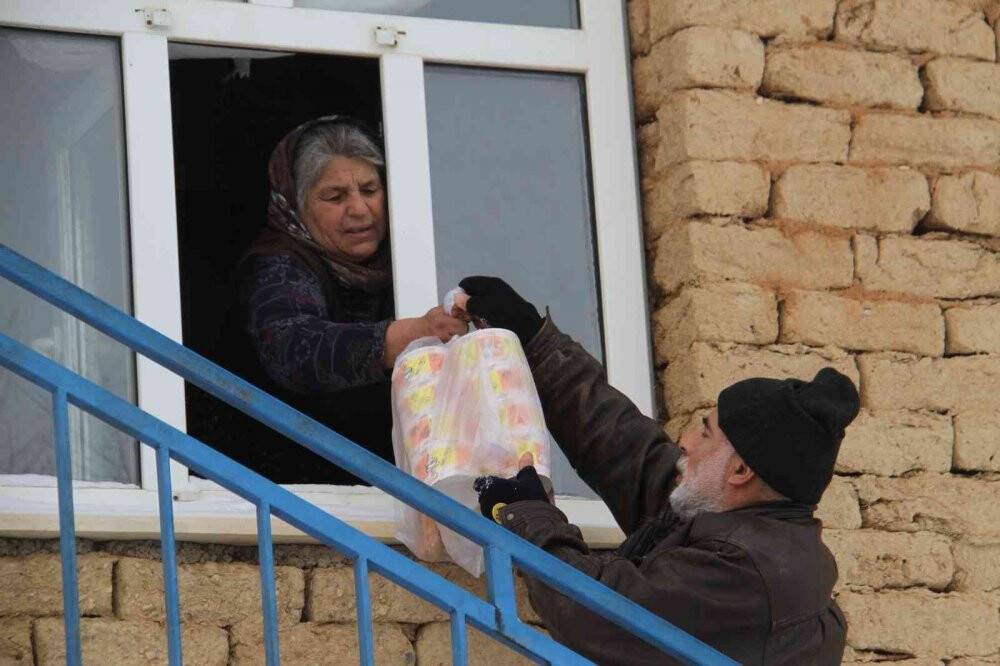Konya’da sıcak aş bekleyenlerin yardımına off-road pilotları yetişti