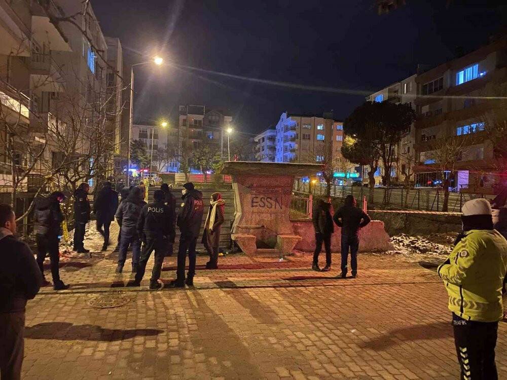 Toprak kayması iki apartmanı boşalttırdı