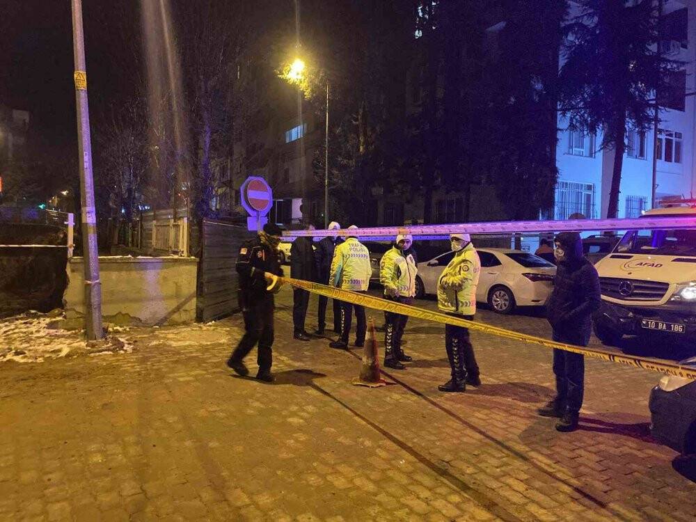 Toprak kayması iki apartmanı boşalttırdı