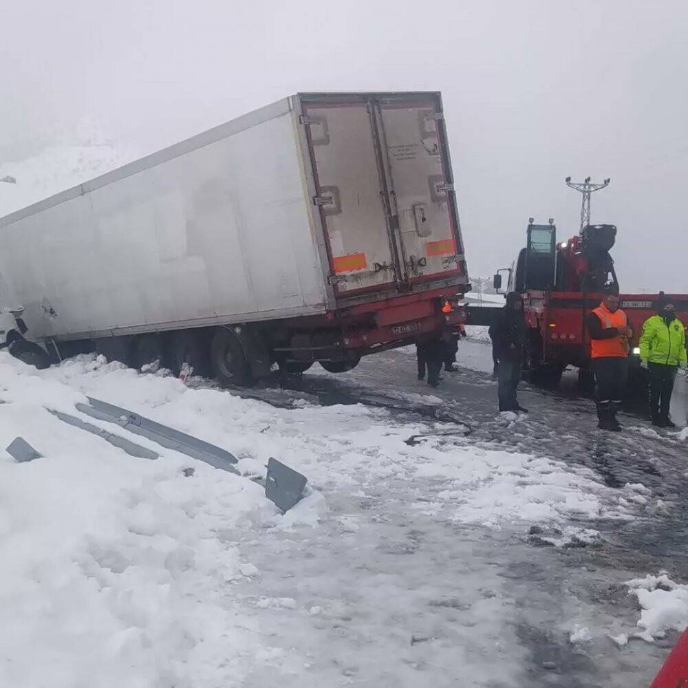 Bitlis AFAD’tan karda mahsur kalanlara yardım