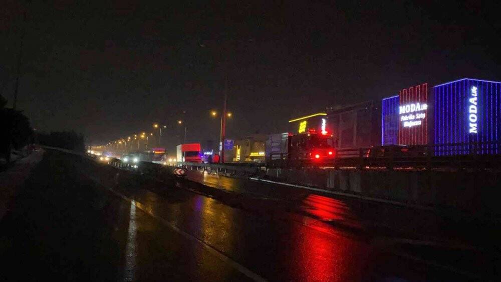 D-100’de yol ayrımını görmeyince, bariyere girdi