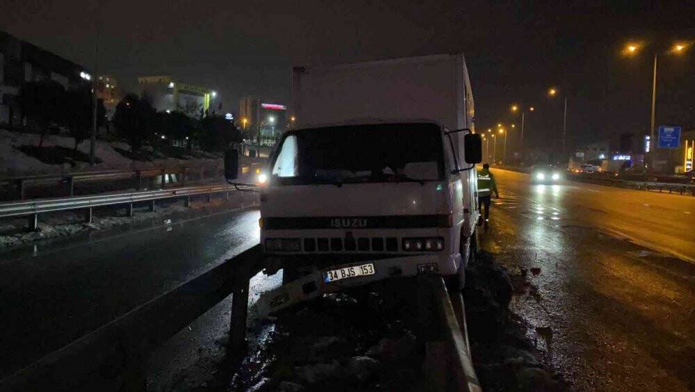 D-100’de yol ayrımını görmeyince, bariyere girdi