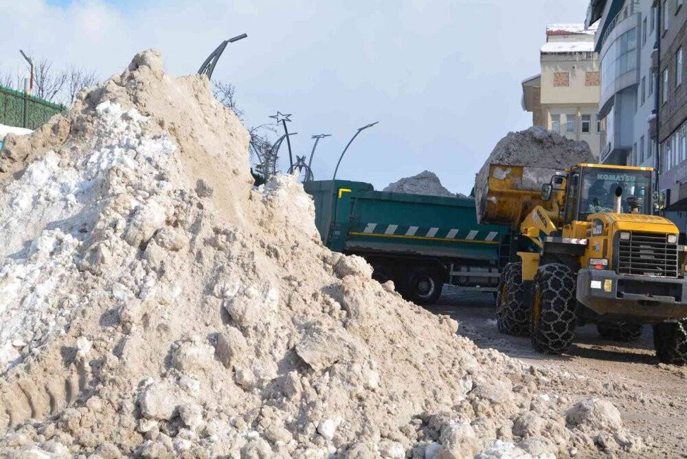 Hakkari Belediyesi 125 bin ton kar taşıdı