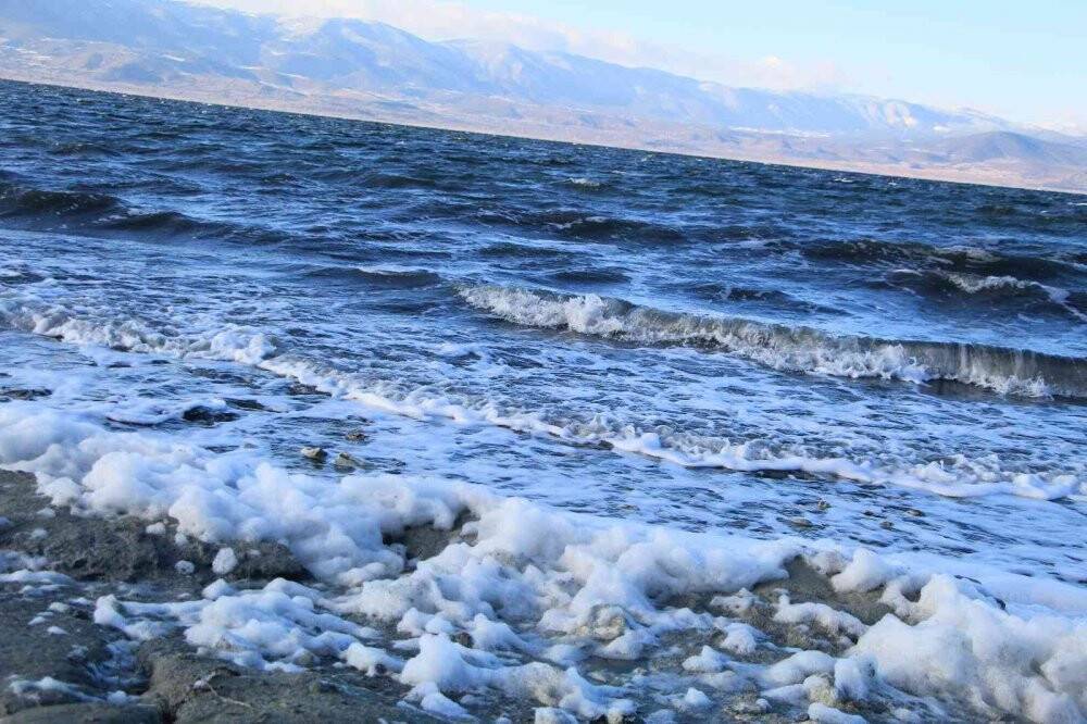 Kar yağışının ardından Burdur Gölü köpüklendi