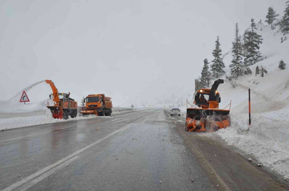 Konya -Antalya yolunda kar temizliği