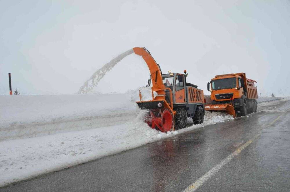 Konya -Antalya yolunda kar temizliği