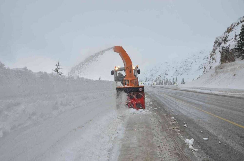 Konya -Antalya yolunda kar temizliği
