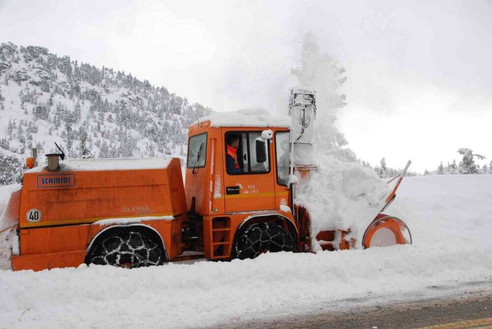 Konya -Antalya yolunda kar temizliği