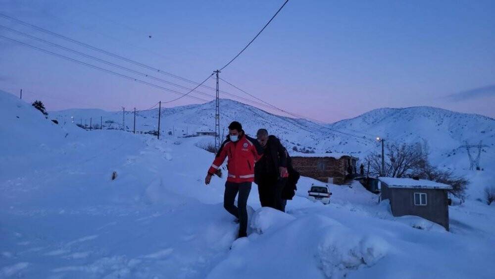 Bingöl’de UMKE karlı yolları aştı, vatandaşı hastaneye ulaştırdı