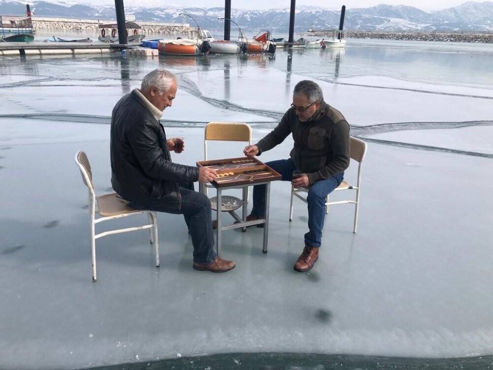 Buz tutan Eğirdir Gölü üzerinde tavla keyfi yaptılar