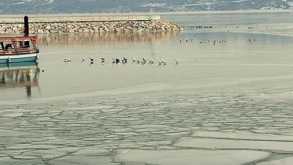 Buz tutan Eğirdir Gölü üzerinde tavla keyfi yaptılar
